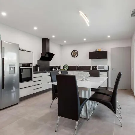 T4 Climatisée Avec Jardin, Jacuzzi Et Free Wifi à 600 M De La - Fr-1-423-234 *