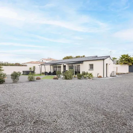 T4 Climatisée Avec Jardin, Jacuzzi Et Free Wifi à 600 M De La - Fr-1-423-234 Villa Agde