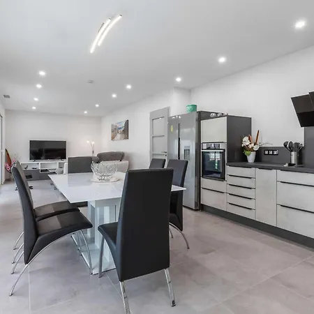 T4 Climatisée Avec Jardin, Jacuzzi Et Free Wifi à 600 M De La - Fr-1-423-234 Agde